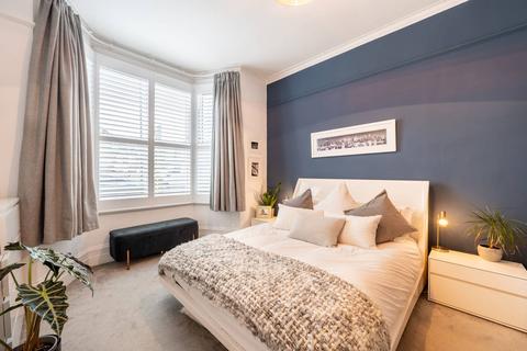 Strode Road, Willesden Green, London... 2 bed flat for sale
