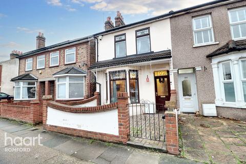 Park Lane, Hornchurch, RM11 1BE 3 bed semi