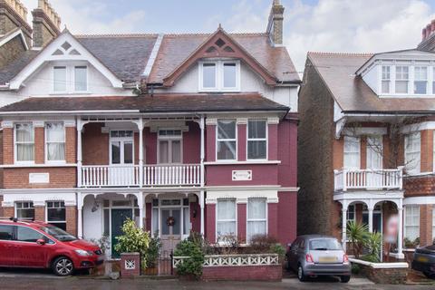 10 Queens Road, Broadstairs, CT10 1 bed flat for sale