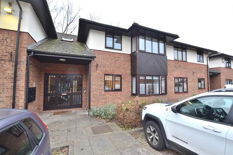 Old Cove Road, Fleet GU51 2 bed apartment for sale