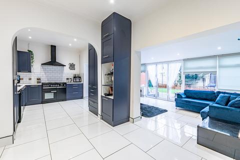 5 bedroom semi-detached house for sale
