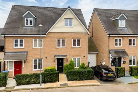 Moorcroft Lane, Aylesbury HP18 3 bed semi