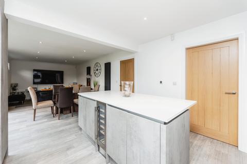 Valley Gardens, Pontefract WF8 4 bed detached house for sale