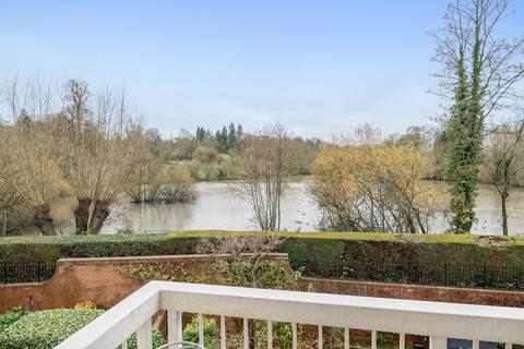 Waterside Court, Alton, Hampshire, GU34 2 bed flat for sale