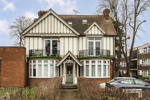 Broom Road, Teddington TW11 3 bed flat for sale