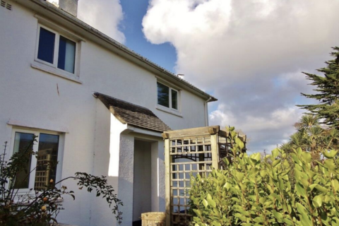 Pine Road, Penzance, TR18 4QY 2 bed semi