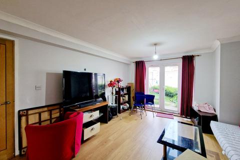 Dominion Close, Hounslow TW3 2 bed apartment for sale