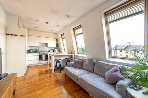 Mitcham Lane, Furzedown, London, SW16 2 bed flat for sale