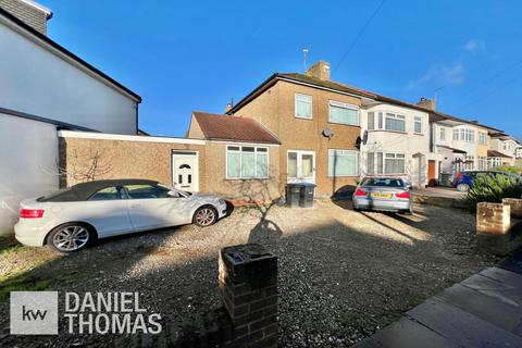 Apple Grove, Enfield, Greater London 3 bed semi