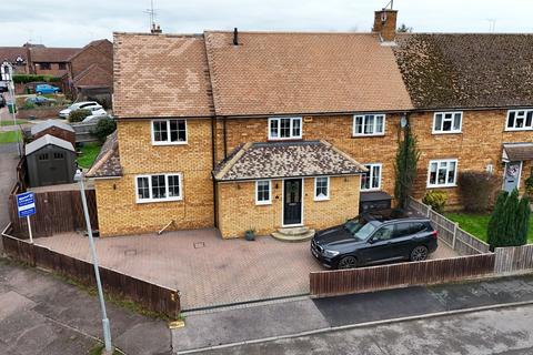 Anstey Close, Waddesdon, Aylesbury... 4 bed semi