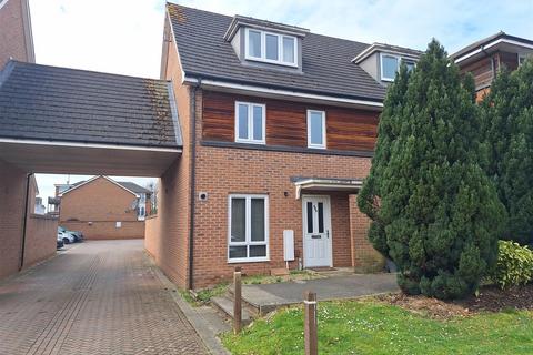 138 Meadow WayCavershamReadingBerkshire 3 bed townhouse for sale