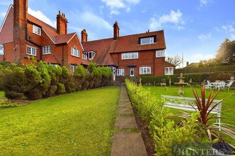 Holbeck Hill, Scarborough 2 bed flat for sale