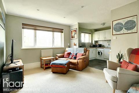 Russett Wood, Welwyn Garden City 1 bed flat for sale