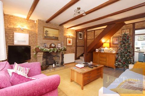 Scotts Cottages, Chigwell IG7 2 bed house for sale