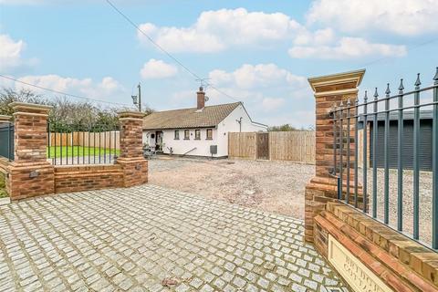 Church Road, Wickford SS11 3 bed detached bungalow for sale