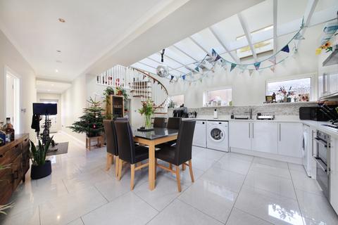 Robertson Street, London 2 bed flat for sale