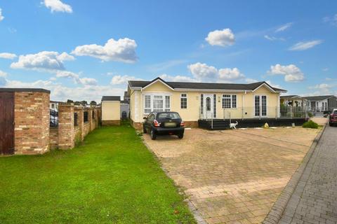 Canvey Island SS8 2 bed park home for sale