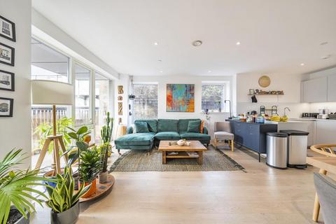 Wyndham Road, Camberwell SE5 3 bed flat for sale