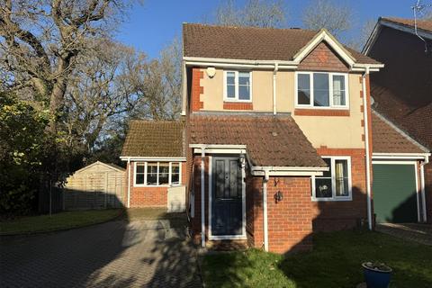 3 bedroom link detached house for sale