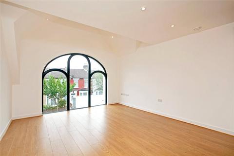 41 Leswin Road, London N16 2 bed flat for sale