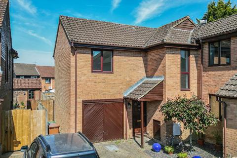 No Onward Chain in Cranbrook 4 bed end of terrace house for sale
