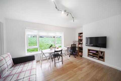 Coppetts Road, Muswell Hill 2 bed flat for sale