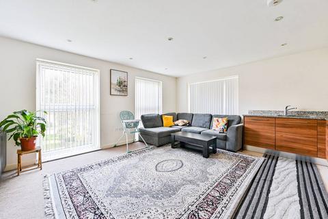 Henry Court, Stanmore, HA7 2 bed flat for sale