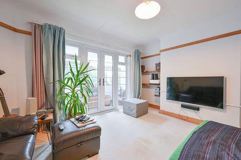 Edmonscote, West Ealing, London, W13 2 bed flat for sale