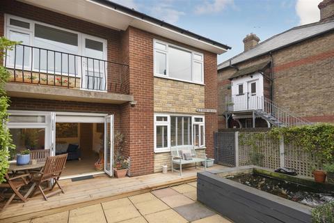 St. Peters Park Road, Broadstairs, CT10 2 bed flat for sale