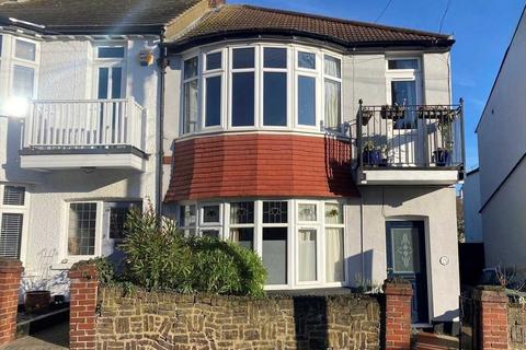 Leigh on Sea SS9 2 bed apartment for sale