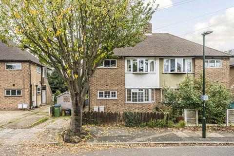 Bramley Close, Twickenham TW2 2 bed flat for sale