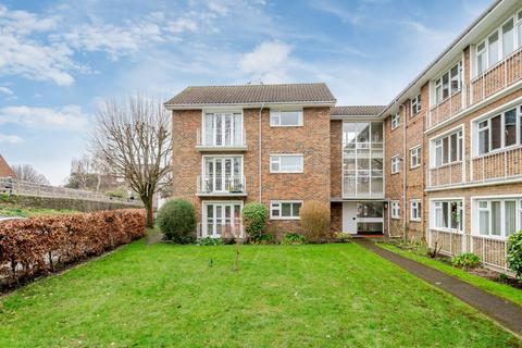 North Walls, Regnum Court, PO19 2 bed flat for sale