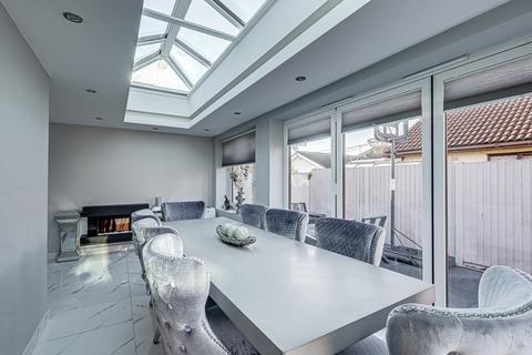 Zider Pass, Canvey Island, SS8 4 bed bungalow for sale