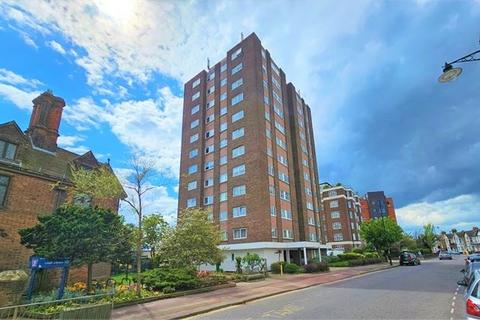 St Clements Court East, Leigh on sea... 2 bed apartment for sale