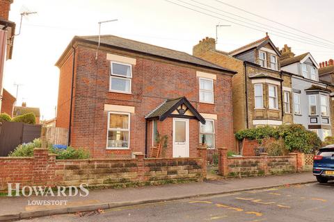 Carlton Road, Lowestoft 3 bed detached house for sale