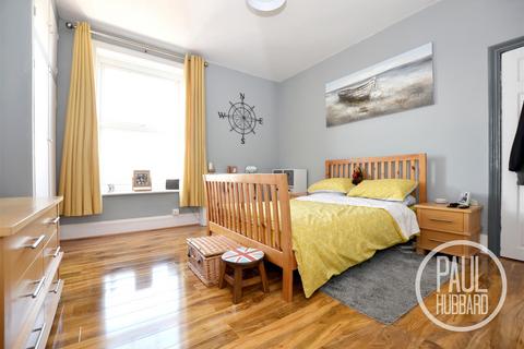 Banner Court, Kirkley Cliff Road... 1 bed apartment for sale