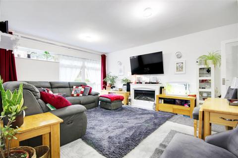 Barclay Court, Park View, Hoddesdon 2 bed flat for sale