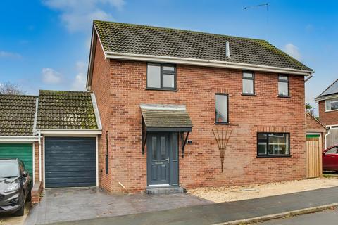 Middlefield Road, Sawtry PE28 4 bed link detached house for sale