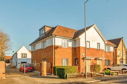 Dedworth Road, Windsor, Berkshire 2 bed apartment for sale