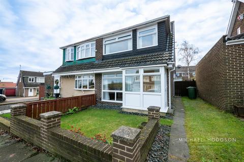 Symington Gardens, Silksworth... 3 bed semi