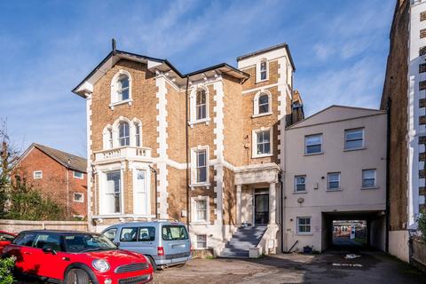 Lee High Road, Blackheath, London, SE12 2 bed flat for sale