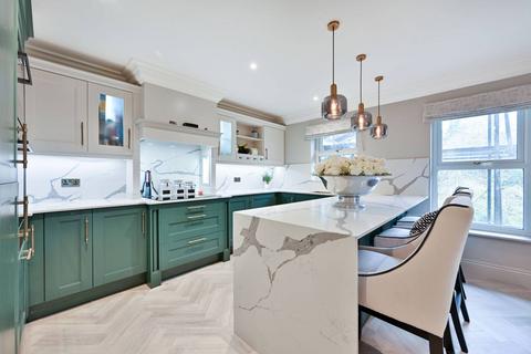 Franklin Court, Wormley, Witley, GU8 2 bed flat for sale