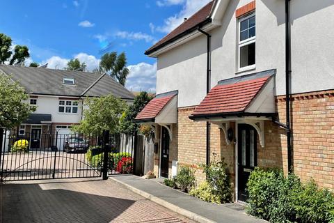 Andrews Gate, Shepperton, TW17 0AP 2 bed maisonette for sale