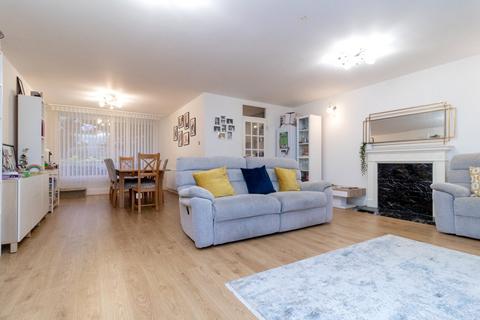 Stonegrove, Edgware, HA8 2 bed apartment for sale