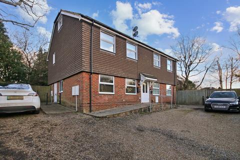 Hollands Way, East Grinstead, RH19 1 bed maisonette for sale