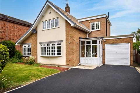Roger Drive, Wakefield, West Yorkshire 3 bed detached house for sale