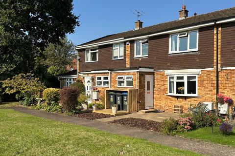 Howard Agne Close, Bovingdon HP3 3 bed terraced house for sale