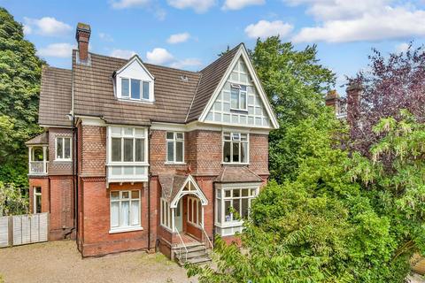 Somers Road, Reigate, Surrey 2 bed flat for sale