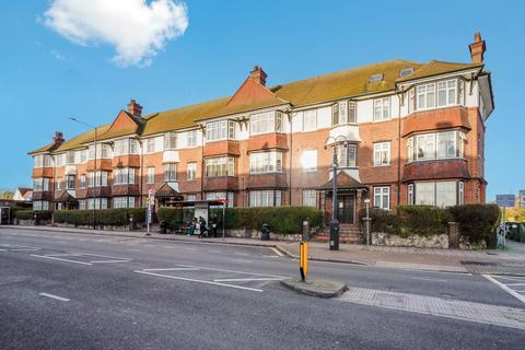 Kenton Road, Harrow, HA3 3 bed flat for sale