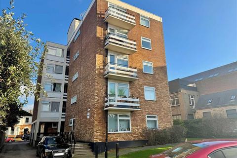 Elm Road, Leigh on Sea SS9 2 bed apartment for sale